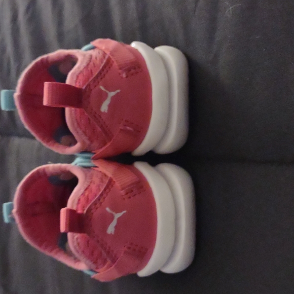 Pumas Girls Toddler Size 6 - Picture 4 of 5